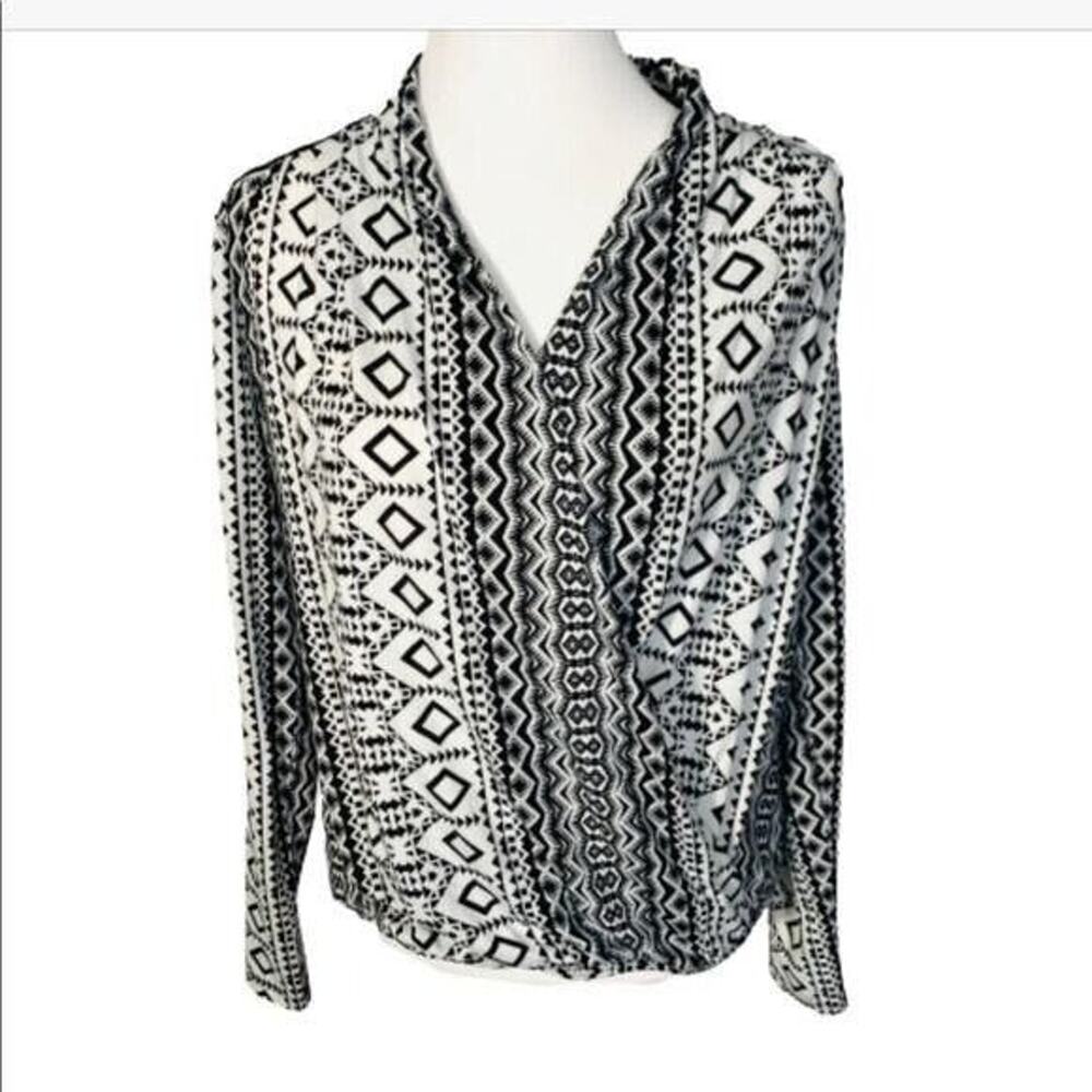 Bisou Bisou Surplice Crochet Wrap Blouse Black White Geometric Top Size S EUC